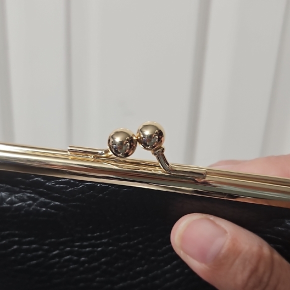 Dooney & Bourke Kisslock Large, Black Pebbeled Leather - Picture 4 of 7